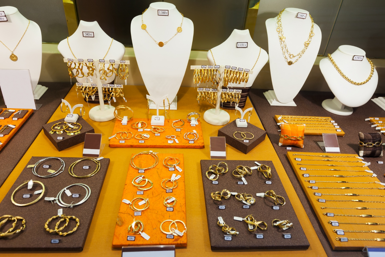 Las últimas tendencias en joyas para complementar tus accesorios